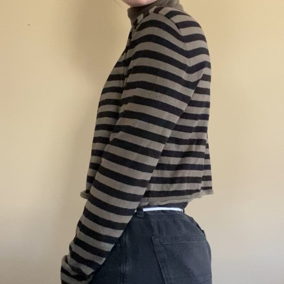 Garage Crop Turtleneck - Picture 4 of 6